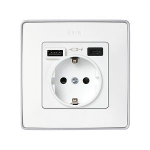 Tapa base enchufe schuko SERIE 82 - EMPOTRAR con 2 USB C + A